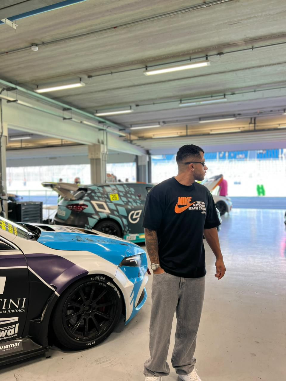 Higor no autódromo com carros de corrida